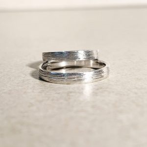 Trauringe, Hochzeitsringe, Partnerringe, Platin 950, Oberfläche mit Grahalmstruktur, aus recyceltem Material, Breite variabel, einzigartig, meisterlich, Handarbeit