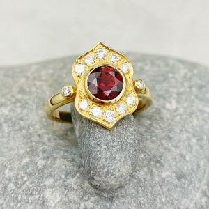 Ring mit Granat und Diamanten