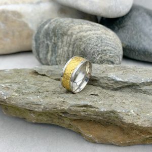 Trauring bicolor, Abgrenzung in Weissgold, Mittelteil in 14 ct. Gelbgold