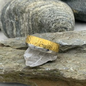 Ehering 8 mm breit mit Felsstruktur