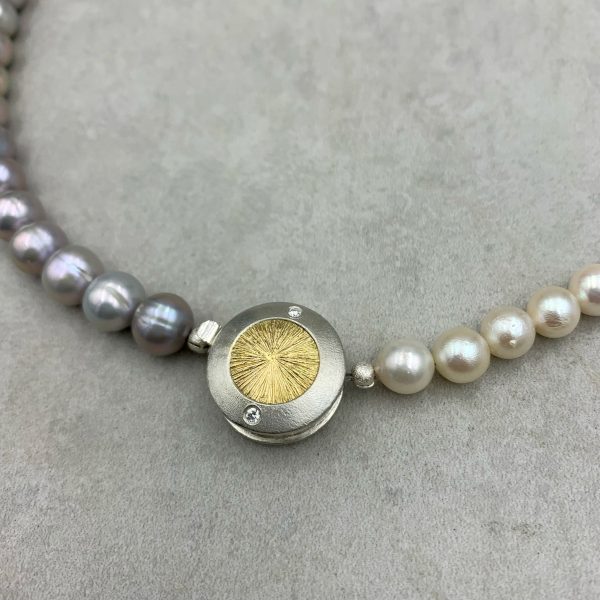 Collier mit grauen Perlen und weißen Perlen