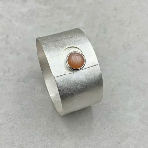 Mondstein Armreif (orange)