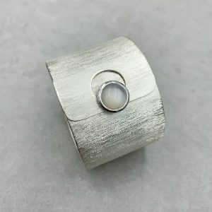 Mondstein Armreif (weiß)