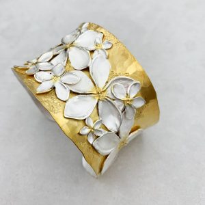 gehämmerter Frangipani Armreif