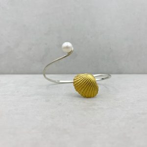 Armreif mit Muschel und Perle