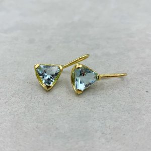 Triangel Ohrhänger mit Blau-Topas
