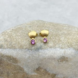 Gold Ohrstecker mit pinken Saphiren