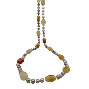 Lange Perlkette mit Scarabäen