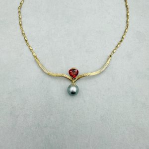 Gold-Collier mit Granat und Tahiti-Perle