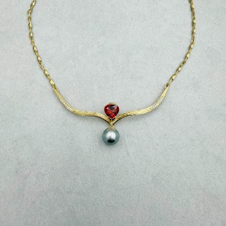 Gold-Collier mit Granat und Tahiti-Perle