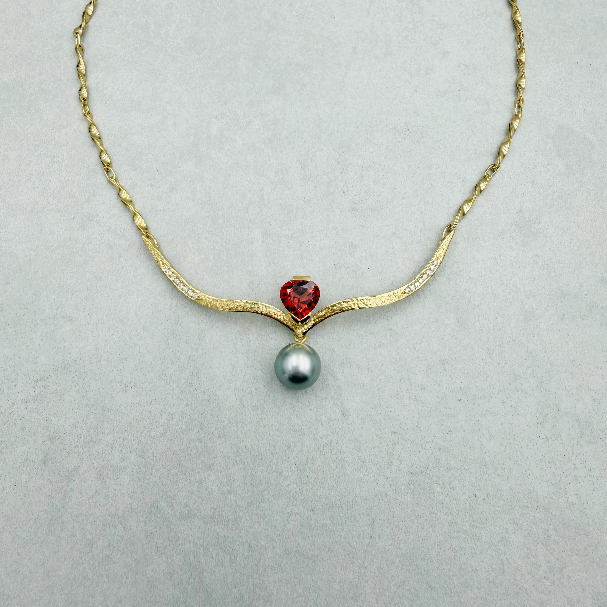 Gold-Collier mit Granat und Tahiti-Perle