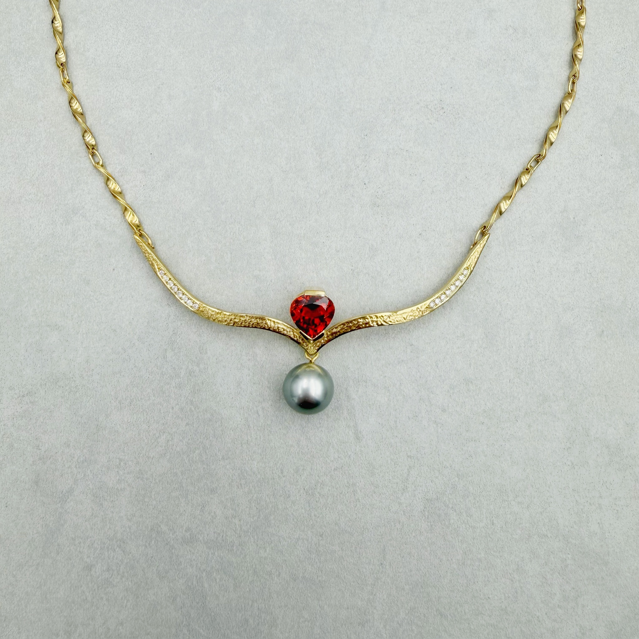 Gold-Collier mit Granat und Tahiti-Perle – Bild 9