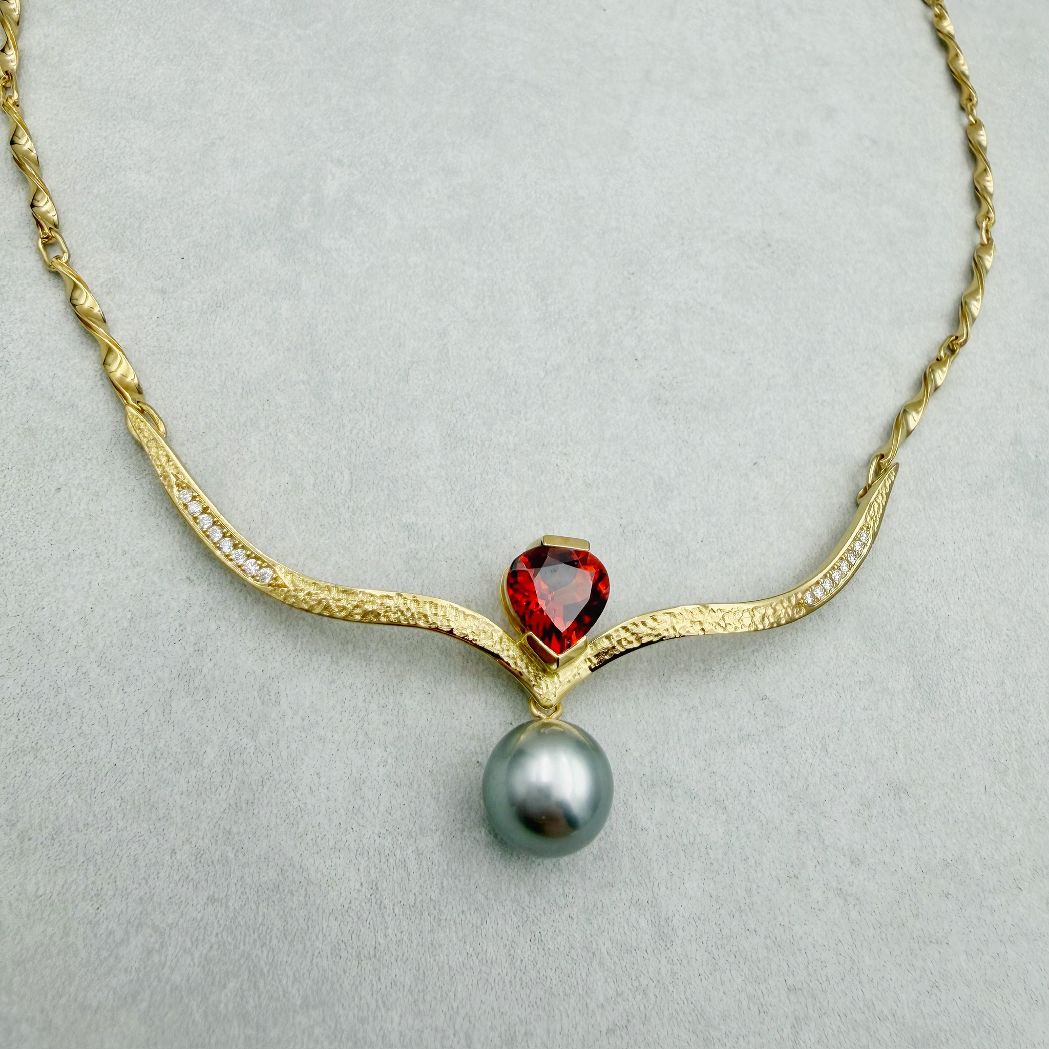 Gold-Collier mit Granat und Tahiti-Perle – Bild 7