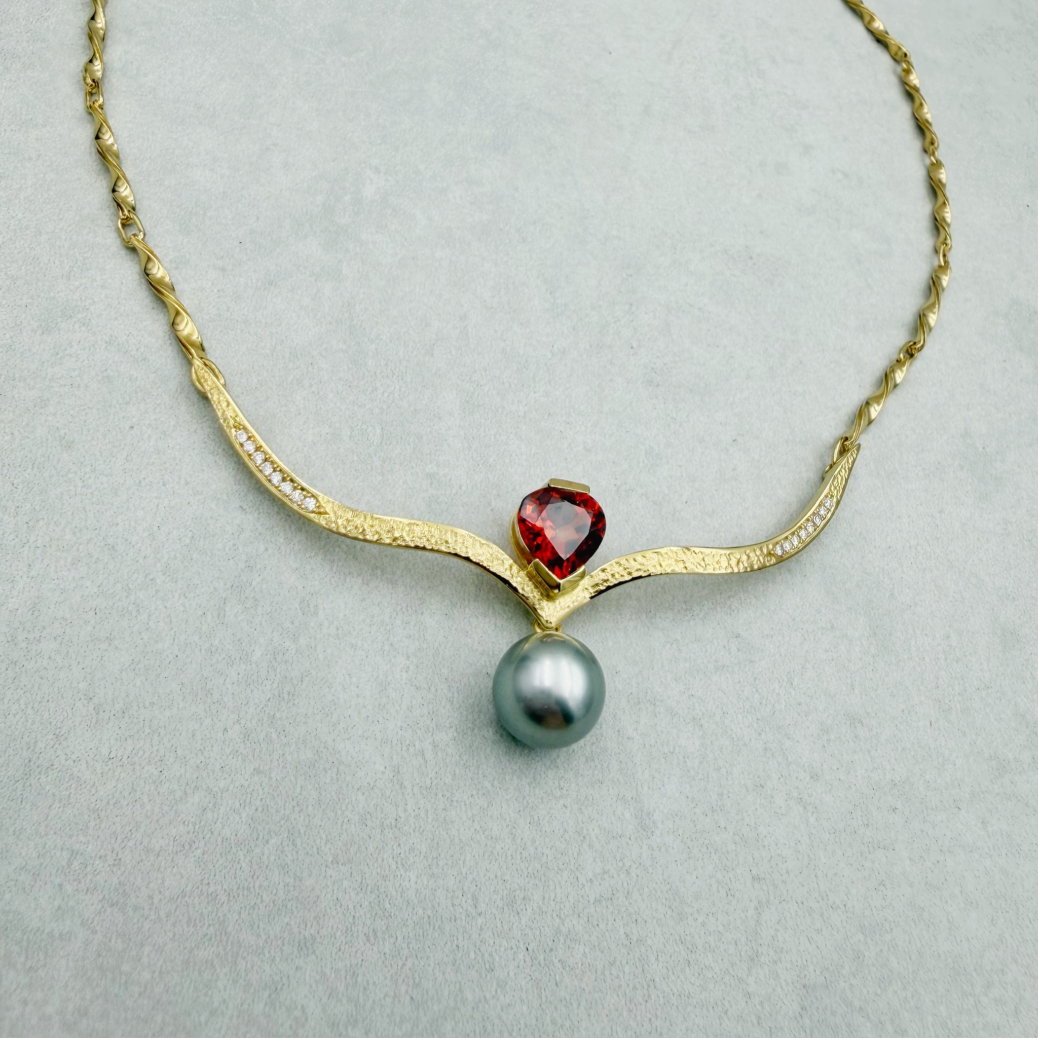 Gold-Collier mit Granat und Tahiti-Perle – Bild 6
