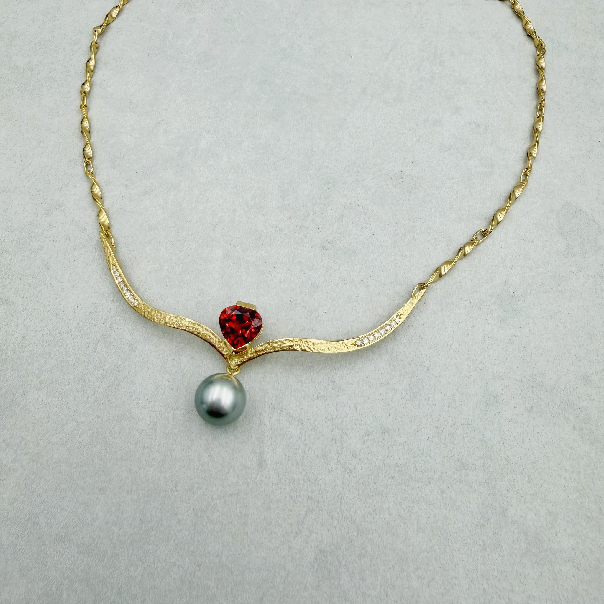 Gold-Collier mit Granat und Tahiti-Perle – Bild 5