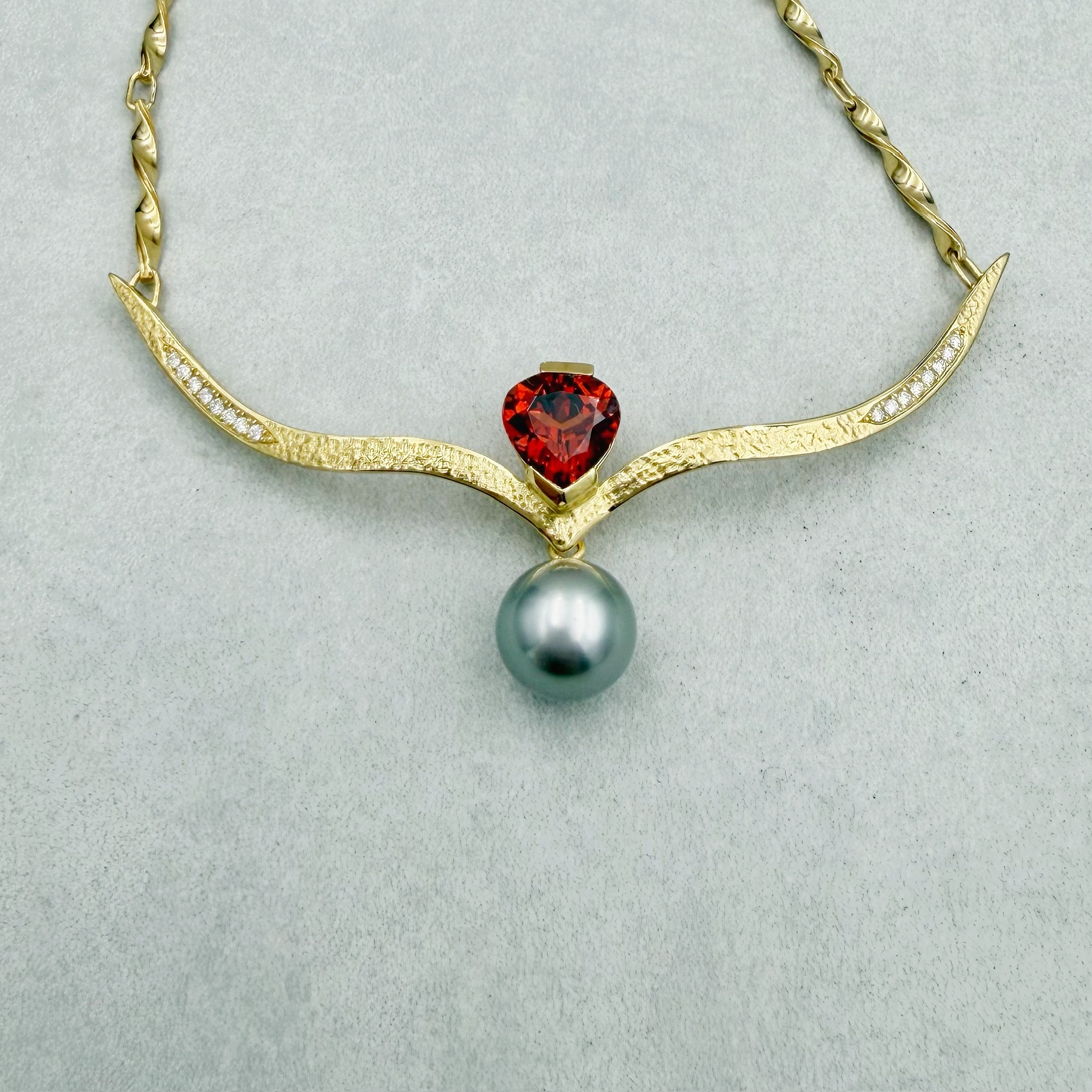 Gold-Collier mit Granat und Tahiti-Perle – Bild 4