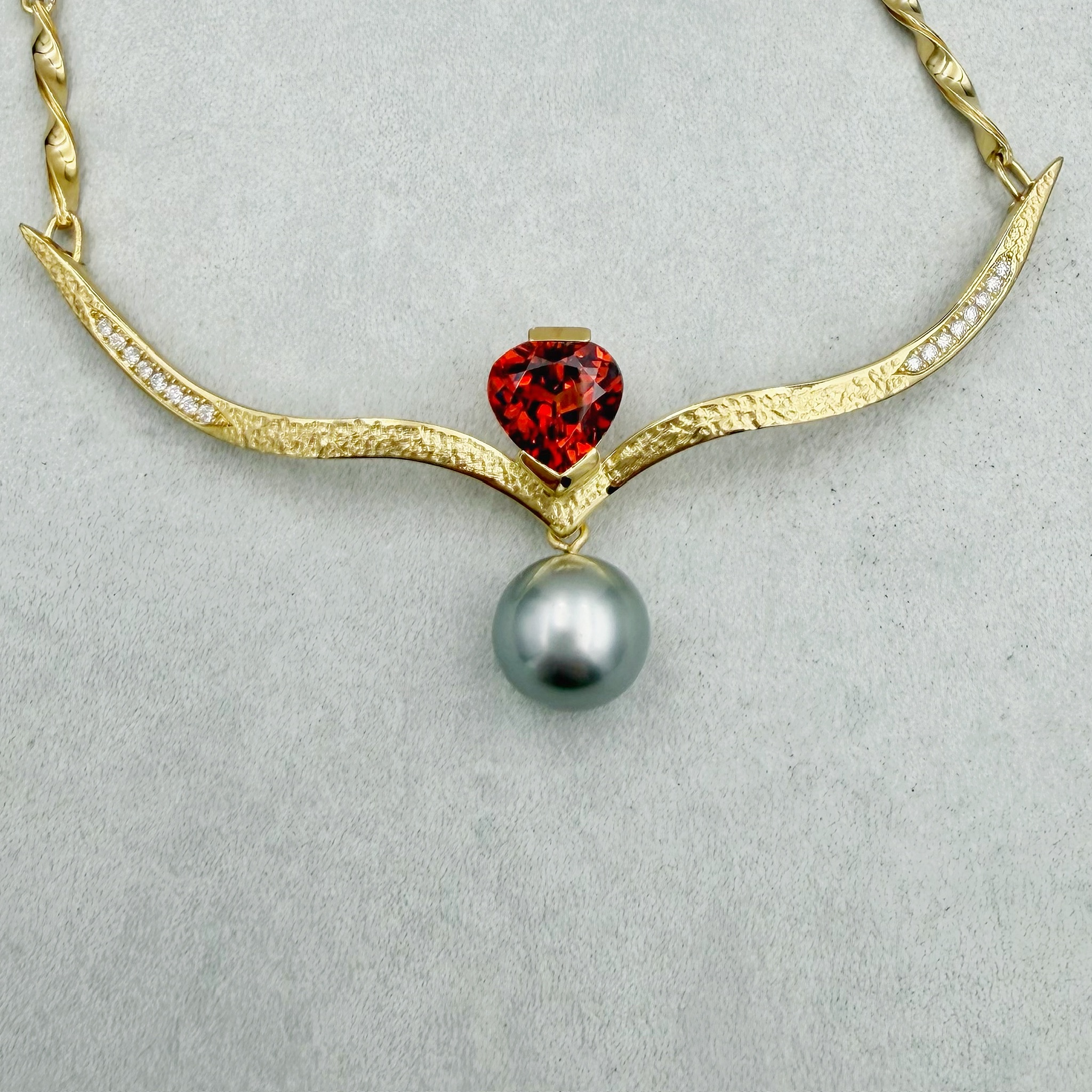 Gold-Collier mit Granat und Tahiti-Perle – Bild 3