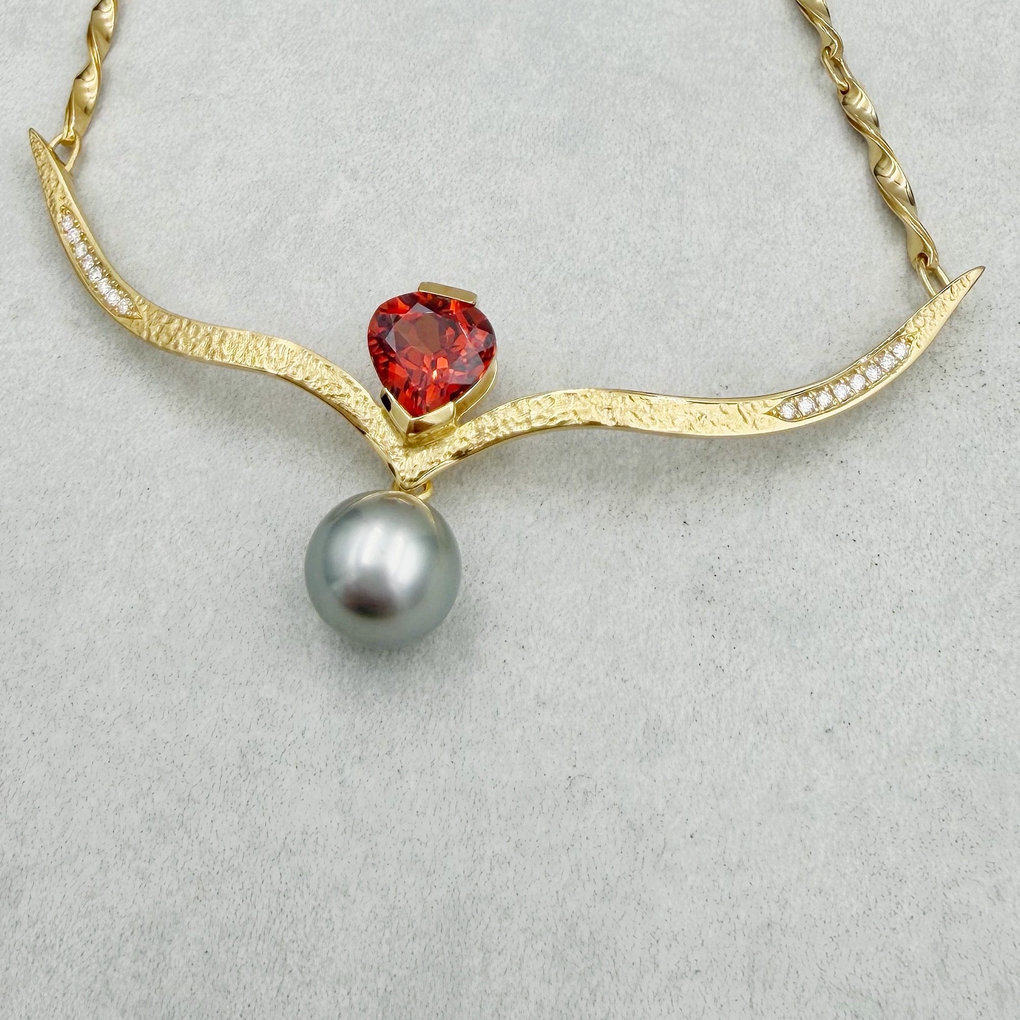 Gold-Collier mit Granat und Tahiti-Perle – Bild 2