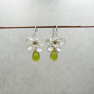 Kirschblüten Ohrhänger mit grünem Bernstein