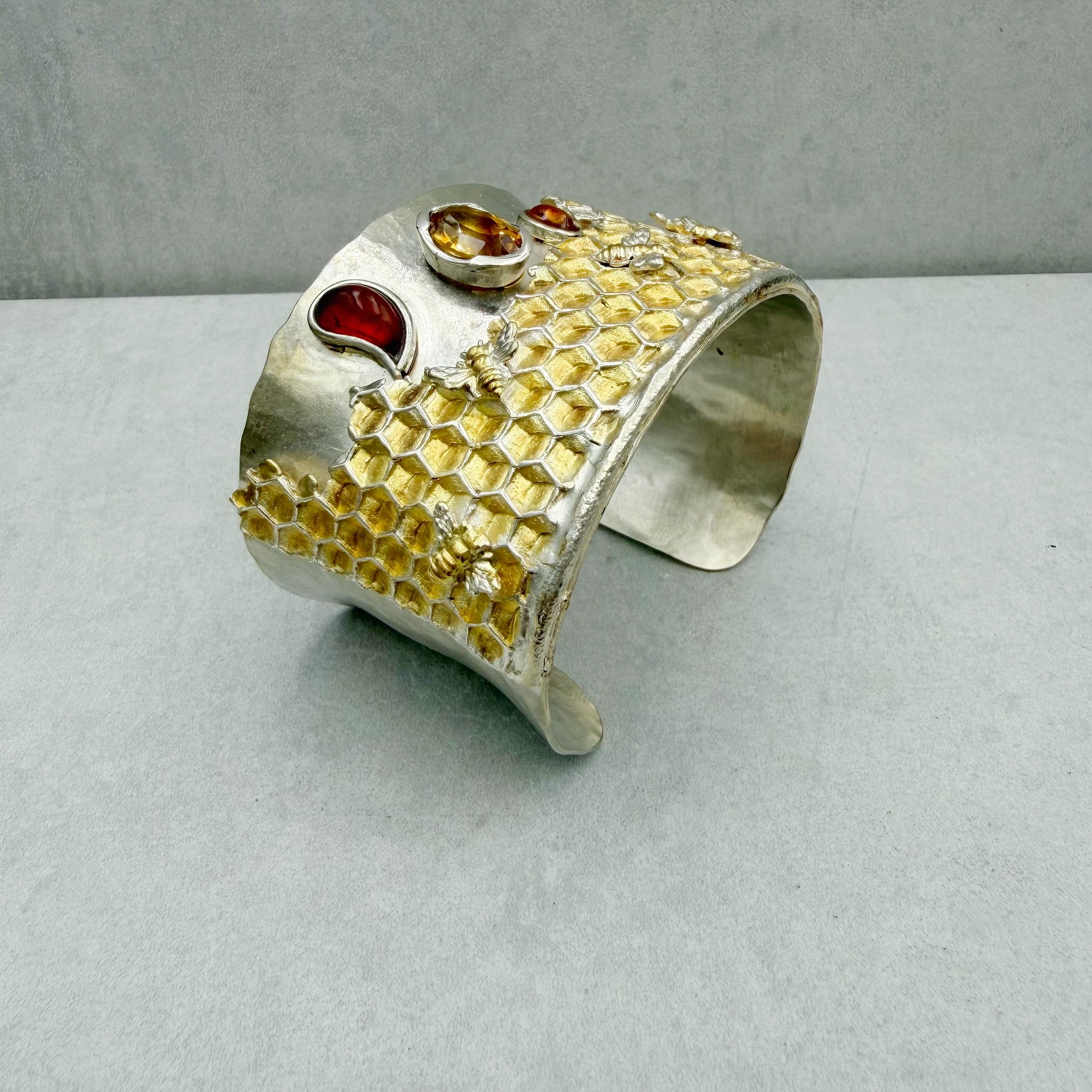 Queen B. - Statement Armreif – Bild 9