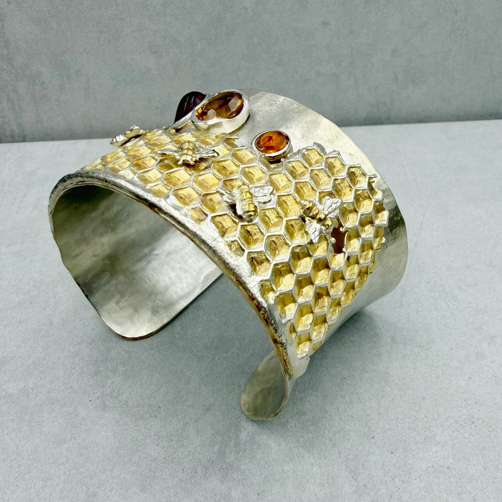 Queen B. - Statement Armreif – Bild 8