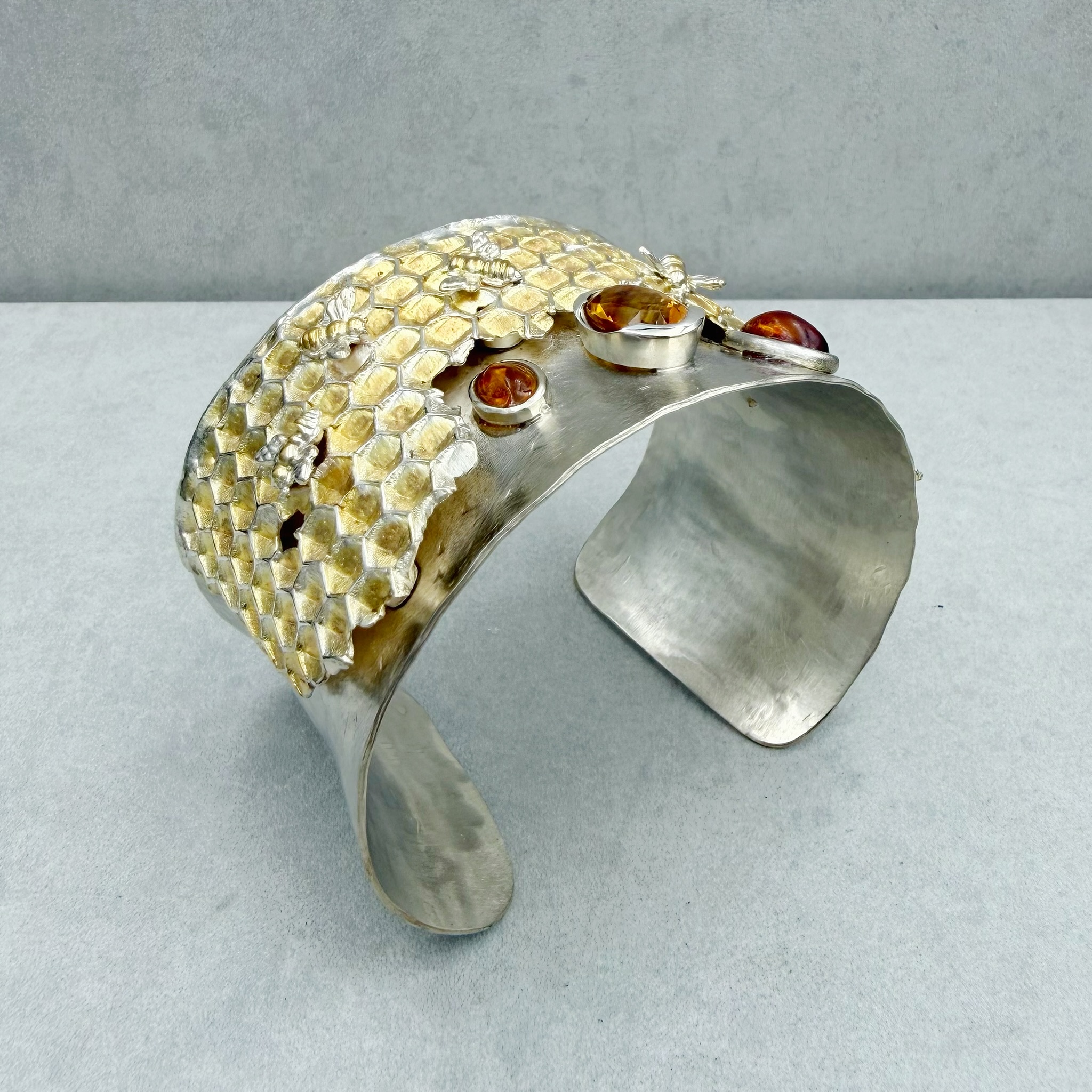 Queen B. - Statement Armreif – Bild 7