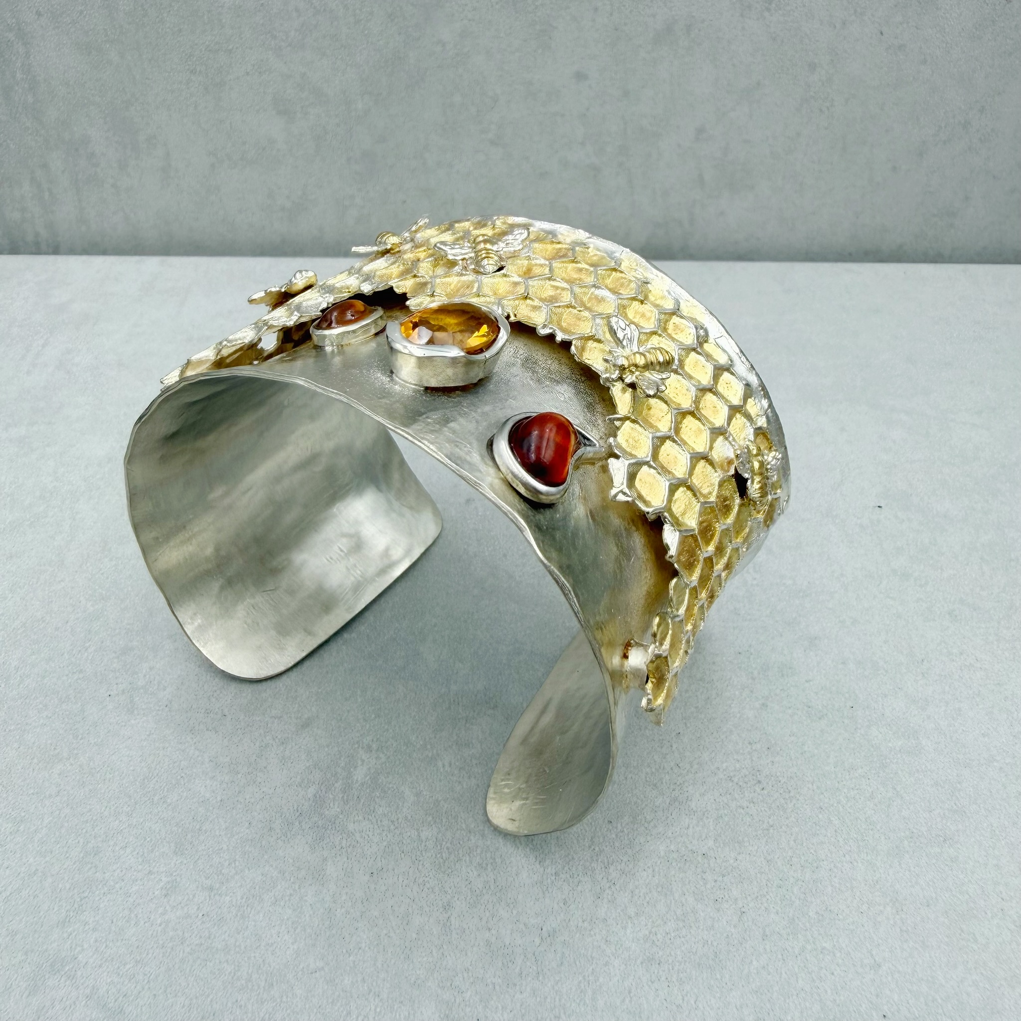 Queen B. - Statement Armreif – Bild 5