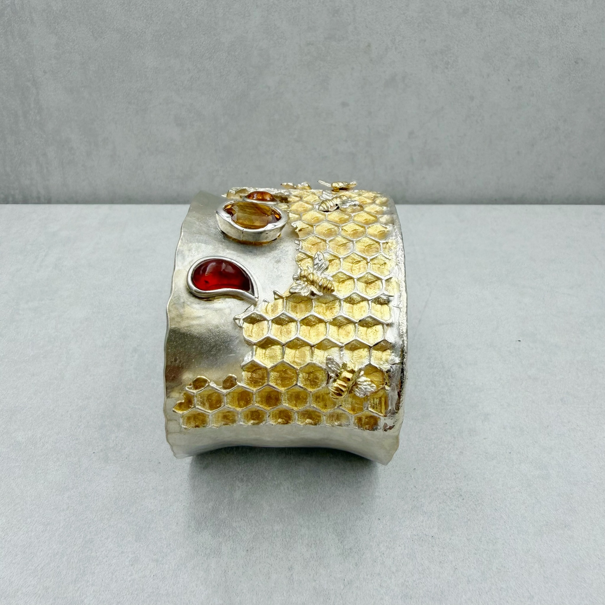 Queen B. - Statement Armreif – Bild 4
