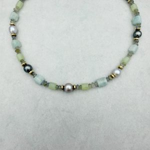 Halsschmuck kombiniert aus edlen Tahiti-Perlen in verschiedene Farben von hell- bis dunkelgrau, hell-blauem Aquamarin, hell-grüner Jade und schimmerndem Labradorith. Gesamtlänge: 44cm Verschluss: Magentverschluss, 925/-Silber, vergoldet