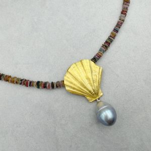 Eine große Muschel, stilvoll kombiniert mit einer großen, silbergrauen tropfenförmigen Tahiti-Perle und einer Kette aus Turmalin-Scheibchen, in allen Farben die dieser schöne Edelstein zu bieten hat. Ein Collier, dass sofort in tropische Inselparadiese entführt.... Gesamtlänge: 44cm Muschel: ca. 3cm, 925/-Silber, vergoldet Tahiti-Perle: ca. 17x 12.5mm, gebändert Verschluss: Magnetschließe, Silber, vergoldet und graviert