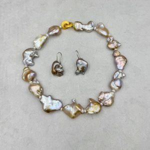Set aus Ohrhängern und Halskette aus besonders großen Barock-Perlen (Süßwasserzuchtperlen) in warmen Naturtönen. Länge Collier: ca. 42cm Verschluss: Steckverschluss aus 925/- Silber, vergoldet Orhänger: Perlen ca. 24x20mm