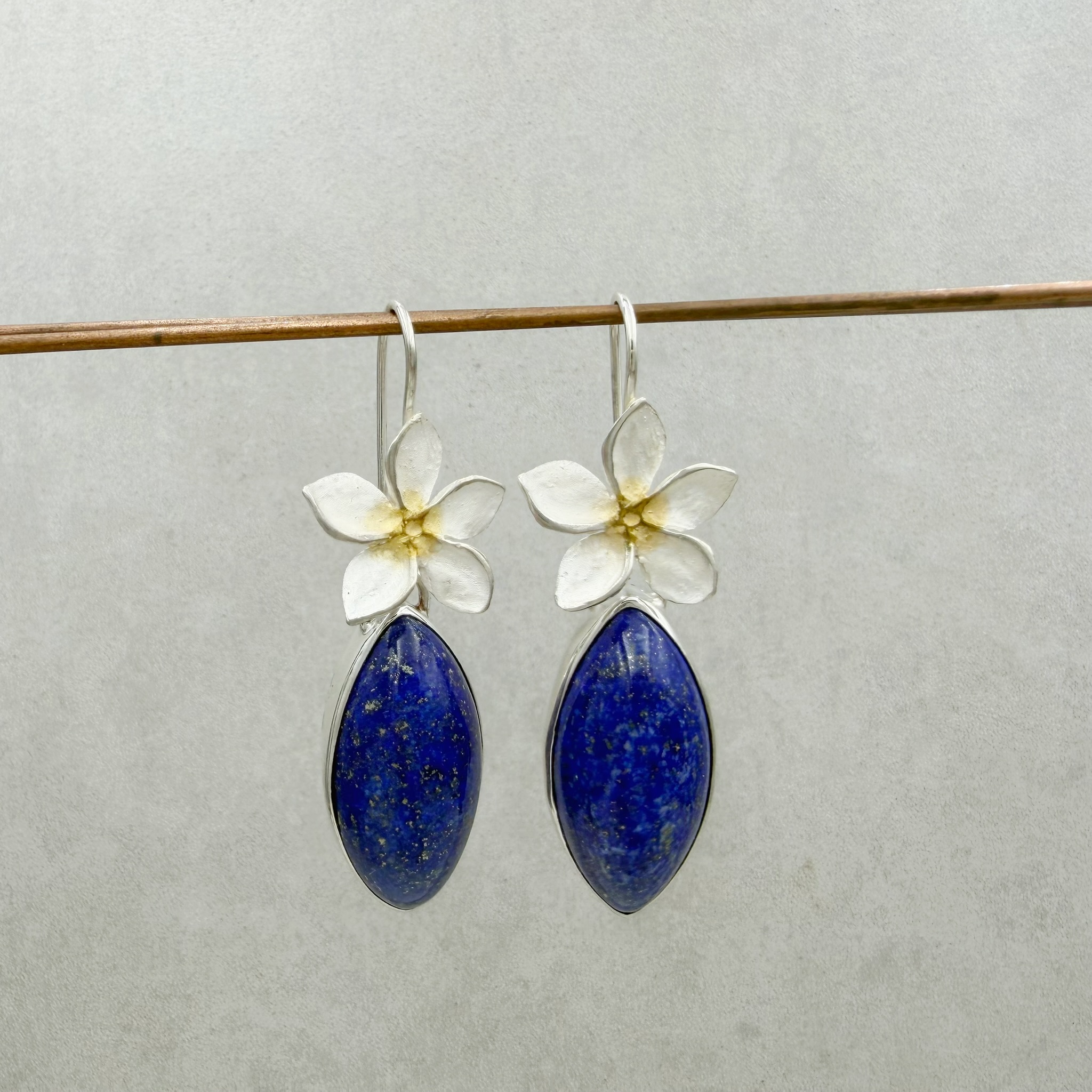 Frangipani - Lapislazuli Ohrhänger