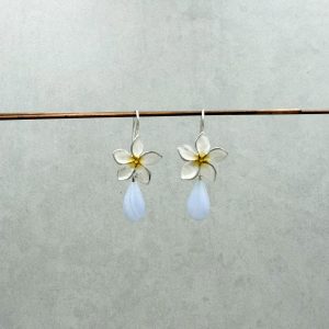 Frangipani-Blüten Ohrhänger mit hellblauen Chalcedonen. Die interessant gebänderten Edelsteine in Tropfenform sind facettiert und glitzern ganz leicht in der Bewegung. Frangipani-Blüten: ca. 1.5cm Chalcedon: ca. 15x8mm