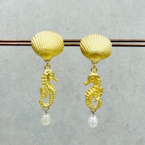 Ohrhänger mit Muscheln, Seepferdchen und kleinen Perlen. Die schönen Strukturen der Oberflächen diese maritimen Lieblinge strahlen besonders im Kontrast zu den glatten, tropenförmigen Perlen. Material: 925/-Silber, vergoldet Gesamtlänge: ca. 5cm Muschel: ca. 14x17mm Seepferdchen: ca. 21x10mm Süßwasserzuchtperlen: ca. 7x5.5mm