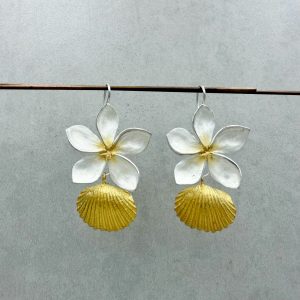 Echte Hingucker! Große Frangipani-Blüten Ohrhänger mit wunderschön strukturierten Muscheln. 925/-Silber, teilweise vergoldet Frangipani-Blüten: ca. 3cm Muschel: ca. 2cm Gesamtlänge: ca. 5,5cm