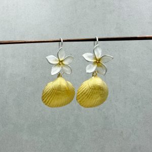 Strandfeeling gefällig? Dann sind diese Frangipani-Blüten Ohrhänger mit Muscheln genau das richtige! 925/-Silber, teilweise vergoldet Frangipani-Blüten: ca. 1.5cm Muschel: ca. 2cm Gesamtlänge: ca.4.5cm