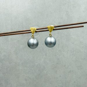 Ohrstecker in Form von stilisierten Lotusblüten aus 750/-Gelbgold mit hängenden silbergrauen Tahiti-Perlen (ca. Ø11.5mm) .